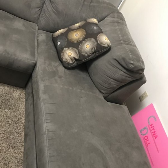 Grey couch - Picture 4 of 4